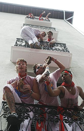 06.07.2010 В испанской Памлоне проходит фестиваль San Fermin. Тысячи человек, собравшиеся на центральной площади города, обливали друг друга вином и закидывали яйцами. Однако известен фестиваль забегами разъяренных быков. San Fermin продлится до 14 июля