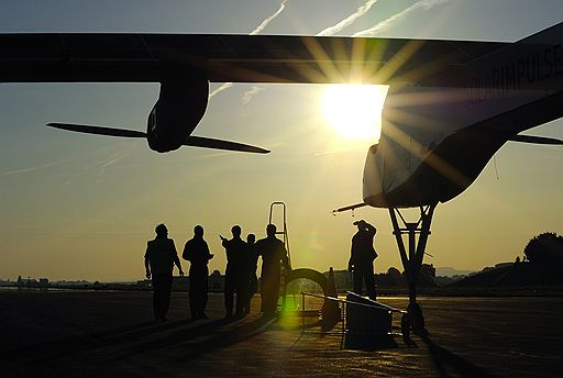 07.07.2010 Из швейцарского города Пайерн стартовал первый в мире самолет Solar Impulse, работающий на солнечных батареях. Машиной управляет один пилот, предполагается, что он вернется на место вылета спустя сутки