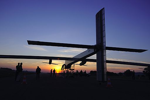 07.07.2010 Из швейцарского города Пайерн стартовал первый в мире самолет Solar Impulse, работающий на солнечных батареях. Машиной управляет один пилот, предполагается, что он вернется на место вылета спустя сутки