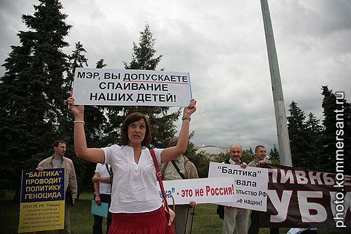 07.07.2010 В Новосибирске перед зданием мэрии прошла акция протеста – пикетчики требуют отменить фестиваль пива, намеченный на 24 июля. Активисты считают, что подобные мероприятия способствуют алкоголизации страны