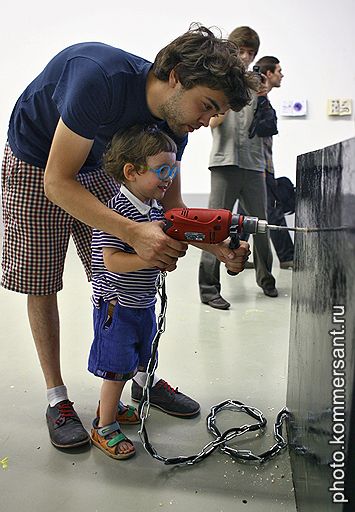 20.07.2010 В Москве проходит II международная биеннале молодого искусства &quot;Стой! Кто идет?&quot;, в которой принимают участие более 600 художников и арт-групп из России и 52 стран мира. Выставка &quot;Проверка на прочность&quot; в галерее XL на территории ЦСИ &quot;Винзавод&quot;