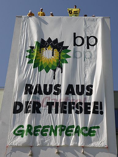 22.07.2010 В Мексике и Австрии (на фото) защитники животных провели акции протеста против компании BP. На ее нефтяной платформе произошла авария, которая привела к экологической катастрофе в Мексиканском заливе