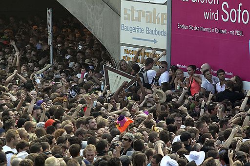 25.07.2010 В немецком городе Дуйсбург прошел фестиваль электронной танцевальной музыки Love Parade. В результате образовавшейся давки погибли 19 человек, более 340 получили ранения. Организаторы мероприятия приняли решение больше не проводить этот фестиваль из уважения к памяти погибших