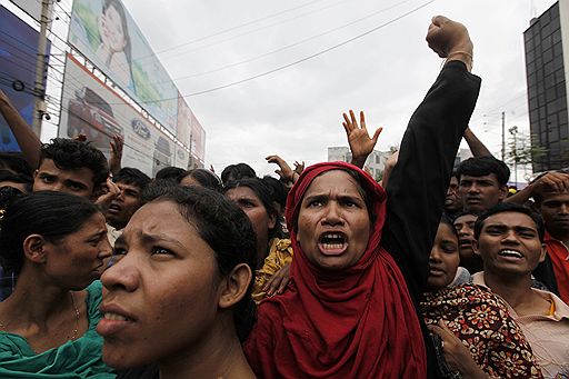 30.07.2010 В Дакке работники швейных фабрик вышли на улицы, требуя повышения зарплаты. Власти страны не выполнили своего обещания о повышении уровня оплаты труда