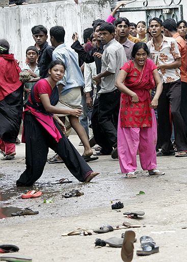 30.07.2010 В Дакке работники швейных фабрик вышли на улицы, требуя повышения зарплаты. Власти страны не выполнили своего обещания о повышении уровня оплаты труда