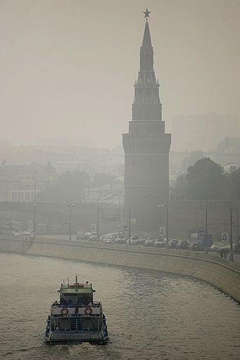 04.08.2010 Столицу России из-за пожаров в Подмосковье и близлежащих областях окутал едкий дым. Видимость в городе не превышала 100 метров