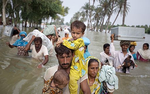 16.08.2010 В пострадавшие от беспрецедентных наводнений районы Пакистана направлена гуманитарная помощь из разных стран мира. Вызванные муссонными ливнями наводнения унесли жизни более 1,5 тыс. человек, около 20 млн жителей страны пострадали