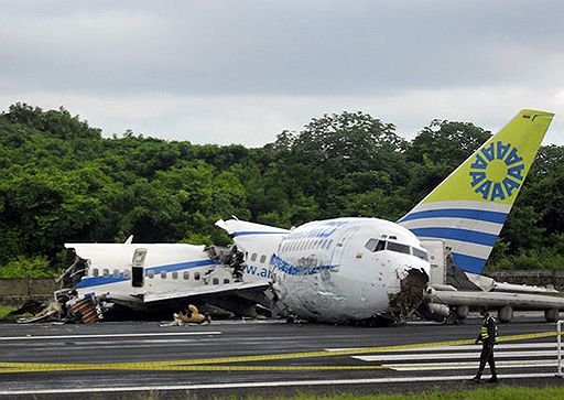 16.08.2010 Самолет Боинг-737-700, выполнявший рейс из Боготы на колумбийский курорт Сан-Андрес, развалился на части за несколько метров до посадочной полосы. Один человек погиб, около 100 получили ранения. По предварительным данным, в самолет ударила молния