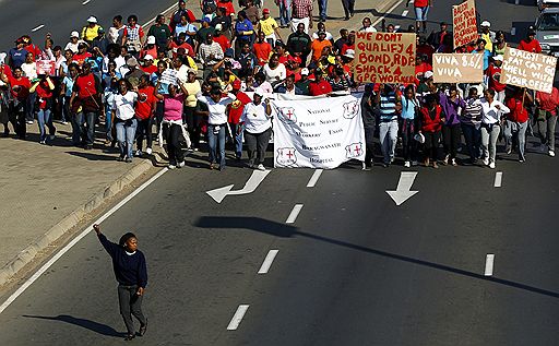 19.08.2010 В ЮАР госслужащие приняли участие в забастовке, требуя повысить им жалование. Ведущий профсоюзный центр страны пригрозил вывести на улицы страны около миллиона человек