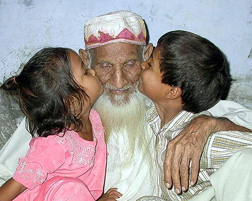 В 2005 году в книге мировых рекордов индиец Хабиб Мийан был назван самым старым человеком на Земле. Он умер в 2008 году в позрасте 138 лет. Хабиб Мийан стал также самым старым паломником в мире, в 2004 году он посетил Мекку