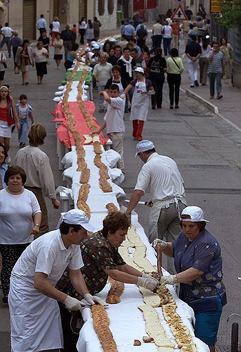 Чтобы попасть в Книгу рекордов Гиннесса в 2003 году жители итальянской деревни Пасторано приготовили бутерброд 1 км длиной