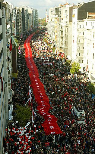 В октябре 2003 года в Турции жители столицы развернули национальный флаг длиной 3,6 км. Таким образом турки пытались попасть в Книгу рекордов Гиннесса