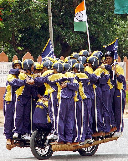 В июне 2004 года в Индии 34 человека одновременно проехали на мотоцикле, чтобы побить предыдущий рекорд – 30 человек на одном мотоцикле
