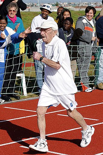 В 2004 году в возрасте 100 лет южноафриканец Филип Рабинович принял участие в официальном забеге на 100 метров и показал лучший результат для ветеранских состязаний -- 30,86 секунд