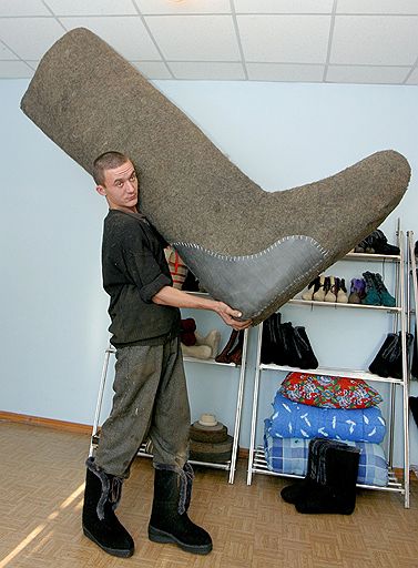 В Семипалатинске в 2004 году работники местного ТОО &quot;Роза&quot; сделали самый большой в мире валенок: его высота 178 см, вес – 16,5 кг, размер – 106-й