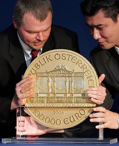 В 2004 году Австрийский Монетный Двор выпустил самую большую в мире монету из чистого золота. Ее вес - 31,1 кг, диаметр – 37 см, толщина – 2 см