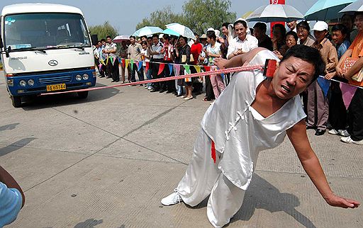 В сентябре 2005 года китаец Ли Джанхуа установил рекорд, протащив несколько метров автобус за привязанную к его уху веревку