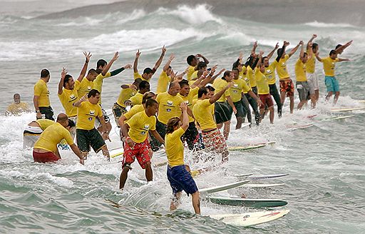 В 2005 году в Бразилии серфингисты установили рекорд -- на одной и той же волне одновременно прокатилось 42 человека
