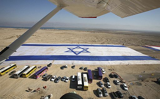 В ноябре 2007 года в Книгу рекордов Гиннесса был занесен израильский флаг: его длина 660 м, ширина 100 м, вес – 5,2 т