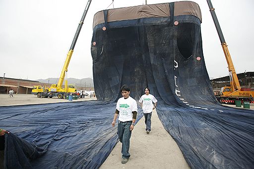 В октябре 2008 года на текстильной фабрике в Перу были сшиты самые большие джинсы. Их длина 40 метров, на пошив ушло около 3 тыс. метров ткани