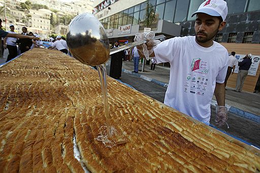 18 июля 2009 года в Палестине кондитеры испекли гигантскую кинафу весом 1765 кг и длиной 74 метра. Для ее изготовления потребовалось 600 кг сыра, 300 кг сахара, 700 кг муки и 40 кг фисташек
