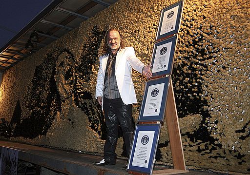 В ноябре 2009 года албанский художник Саимир Страти представил свою новую мозаику с изображением Майкла Джексона. Для ее создания он использовал 250 тыс. кистей для рисования