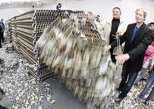 11 апреля 2010 года немец Свен Гебель установил мировой рекорд. Он создал 5-комнатную квартиру, использовав в качестве строительного материала 300 тыс. картонных подставок под пиво