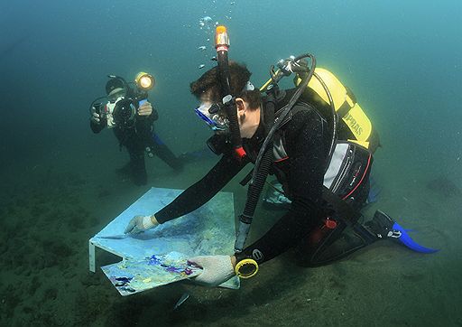 5 августа 2010 года киевлянин Александр Белозор на глубине 12 метров на дне Черного моря нарисовал самую большую картину. Ее размеры -- 0,7 х 1 м