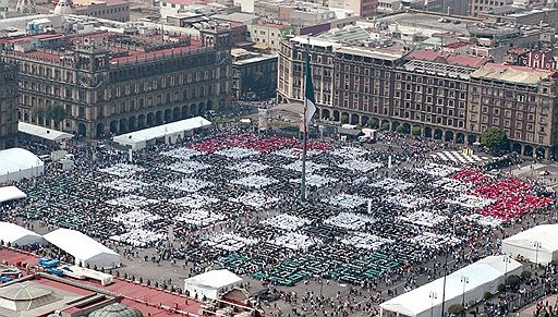 22 октября 2006 года 14 тыс. человек собрались на центральной площади столицы Мексики, чтобы установить мировой рекорд по одновременной игре в шахматы