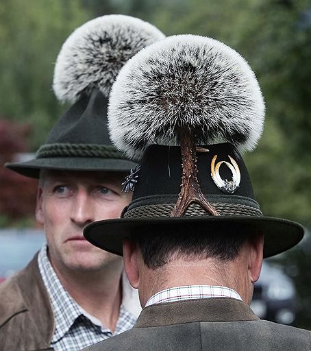 С 27 по 29 августа в Австрии прошел 60-й юбиленый фестиваль Gamsjagatage. В его рамках проводились конкурсы на самую лучшую охотничью шляпу, украшенную шерстью серны