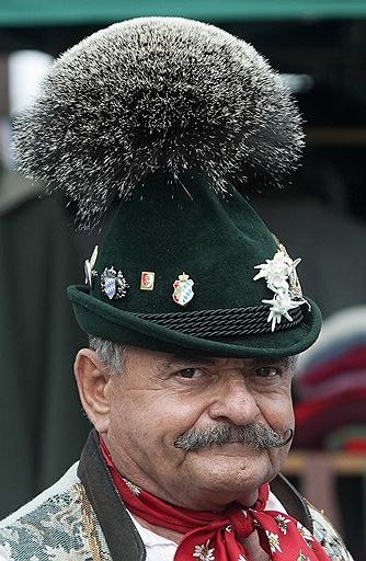 С 27 по 29 августа в Австрии прошел 60-й юбиленый фестиваль Gamsjagatage. В его рамках проводились конкурсы на самую лучшую охотничью шляпу, украшенную шерстью серны