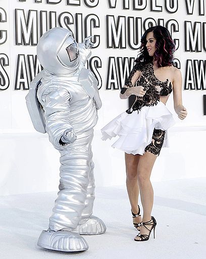 12.09.2010 В Лос-Анджелесе были вручены награды Video Music Awards. Lady Gaga получила восемь наград. Лучшим видео года назван ее клип на песню Bad Romance
