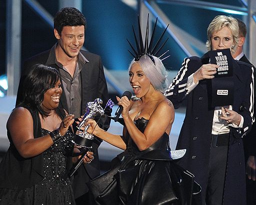 12.09.2010 В Лос-Анджелесе были вручены награды Video Music Awards. Lady Gaga получила восемь наград. Лучшим видео года назван ее клип на песню Bad Romance