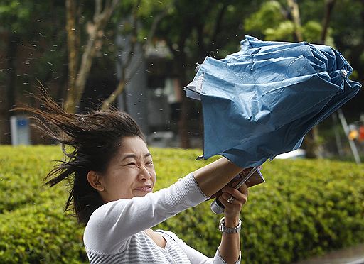 19.09.2010 На Тайвань обрушился тайфун Fanapi, скорость порывов ветра достигала 162 км/ч. В результате 107 человек получили ранения, около 170 тыс. жилых домов остались без света, было прервано движение поездов, отменены авиарейсы