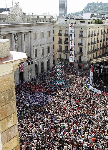 26.09.2010 В Барселоне проходит традиционный карнавал La Merce. Помимо уличных концертов и ярмарок, туристов привлекает и представление акробатов, сооружающих на площадях живые башни