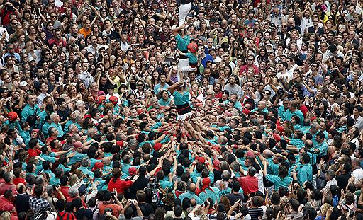 26.09.2010 В Барселоне проходит традиционный карнавал La Merce. Помимо уличных концертов и ярмарок, туристов привлекает и представление акробатов, сооружающих на площадях живые башни
