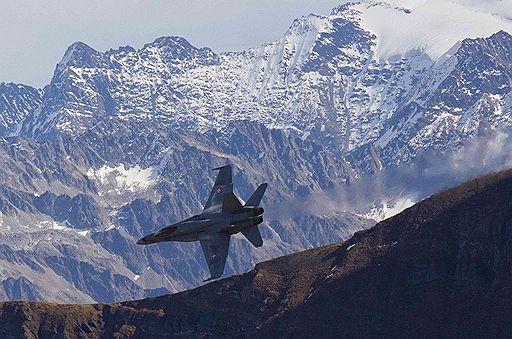 13.10.2010 Над Альпами прошли демонстрационные полеты F18 швейцарских военно-воздушных сил