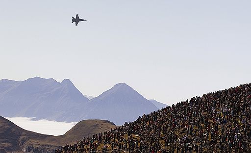 13.10.2010 Над Альпами прошли демонстрационные полеты F18 швейцарских военно-воздушных сил