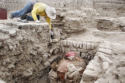 20.10.2010 На раскопках в Лиме археологи обнаружили четыре мумии, возраст которых может достигать 1600 лет. По мнению ученых, останки принадлежат знатному вельможе и детям, которых похоронили с ним в качестве жертвоприношения