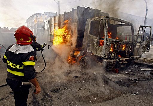 21.10.2010 Несколько сотен человек вышли на улицы Неаполя, протестуя против неспособности властей решить проблему утилизации мусора. Полиция ответила на действия активистов слезоточивым газом