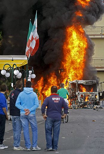 21.10.2010 Несколько сотен человек вышли на улицы Неаполя, протестуя против неспособности властей решить проблему утилизации мусора. Полиция ответила на действия активистов слезоточивым газом