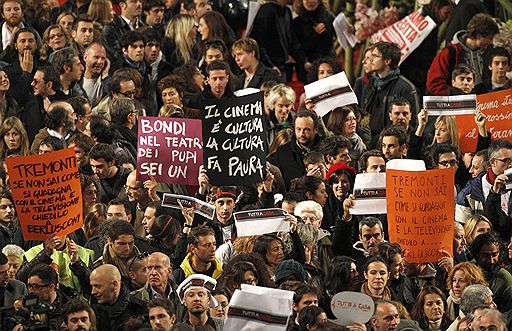28.10.2010  Сотни режиссеров и актеров вышли на улицы Рима в знак протеста против политики правительства по сокращению расходов на киноискусство