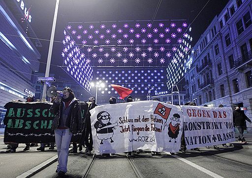 28.11.2010 В Швейцарии прошла акция протеста против итогов референдума, прошедшего 28 ноября. Граждане поддержали идею депортировать иностранцев, совершивших серьезные преступления