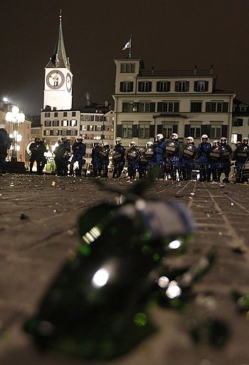 28.11.2010 В Швейцарии прошла акция протеста против итогов референдума, прошедшего 28 ноября. Граждане поддержали идею депортировать иностранцев, совершивших серьезные преступления