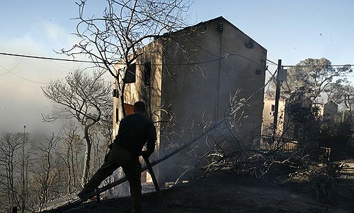 02.12.2010 На севере  Израиля в предместье Хайфы разбушевался крупный лесной пожар, жертвами которого стали уже более 40 человек. Власти страны обратились к соседним государствам с просьбой оказать помощь в борьбе с огнем