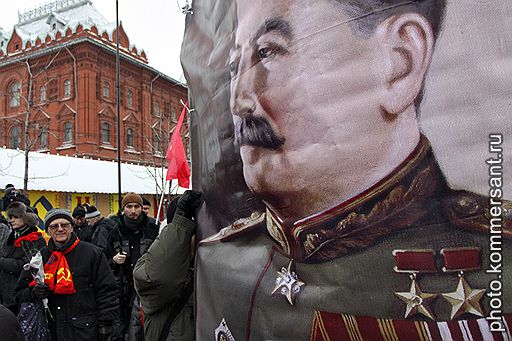 21.12.2010 В Москве прошел митинг, приуроченный к 131-й годовщине со дня рождения Иосифа Сталина. Участники митинга также приняли участие в акции протеста против социально-экономической политики правительства России