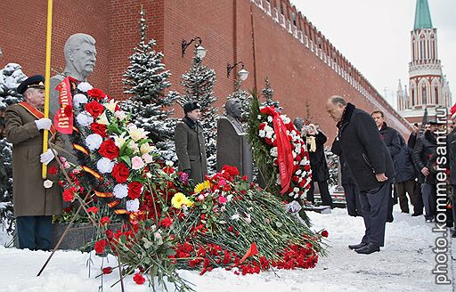 21.12.2010 В Москве прошел митинг, приуроченный к 131-й годовщине со дня рождения Иосифа Сталина. Участники митинга также приняли участие в акции протеста против социально-экономической политики правительства России