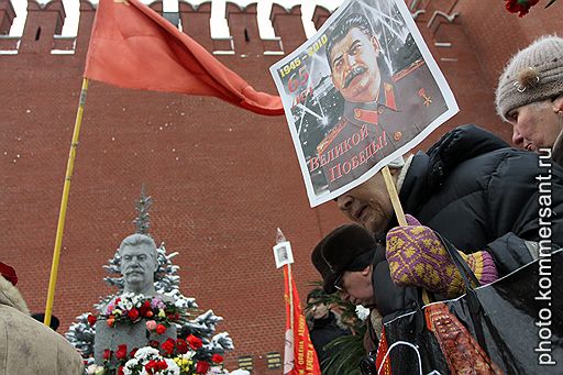 21.12.2010 В Москве прошел митинг, приуроченный к 131-й годовщине со дня рождения Иосифа Сталина. Участники митинга также приняли участие в акции протеста против социально-экономической политики правительства России