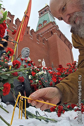 21.12.2010 В Москве прошел митинг, приуроченный к 131-й годовщине со дня рождения Иосифа Сталина. Участники митинга также приняли участие в акции протеста против социально-экономической политики правительства России