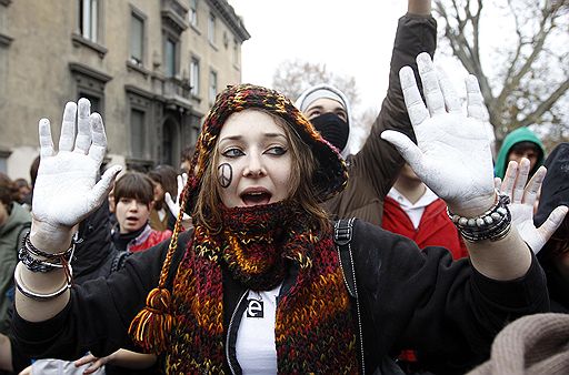 22.12.2010 В Риме тысячи студентов вышли на улицы с протестами против реформы образования, предусматривающей сокращение финансирования вузов. Митингующие намерены встретиться с президентом Италии Джорджо Наполитано и передать ему список своих требований